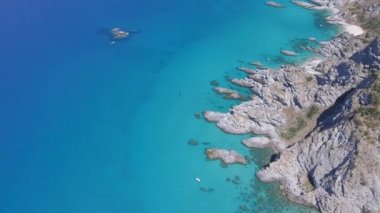 Yaz mevsiminde İtalya kıyı şeridinin havadan görünüşü. Capo Vaticano, Calabria gökyüzünden.