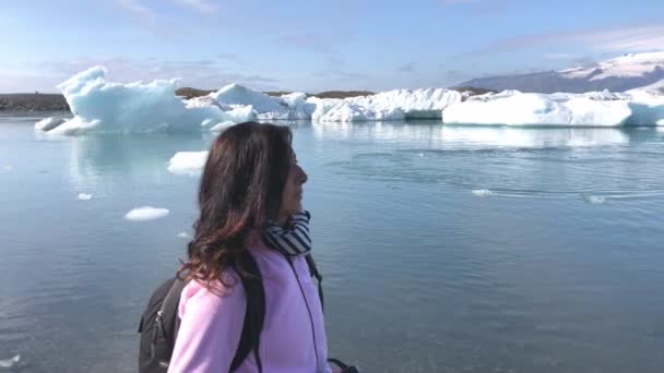 Kobieta Spacerująca Wzdłuż Zalewu Jokulsarlon Górami Lodowymi Tle Islandii Zwolniony — Wideo stockowe