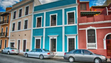 SAN JUAN, PUERTO RICO - 24 Şubat 2010 'da San Juan, Porto Riko' da şehir sokakları. Her yıl adayı 3 milyondan fazla insan ziyaret ediyor..