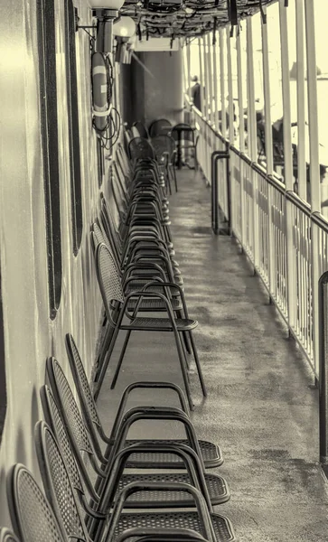 Πολύχρωμο Τουριστικό Σκάφος Εξωτερική Άποψη Των Καρεκλών Και Βεράντα — Φωτογραφία Αρχείου