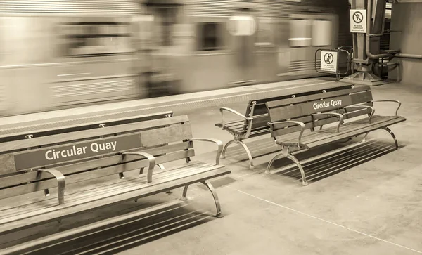 Bänke Mit Fahrendem Zug Kreisförmiger Bahn Station Kai Sydney Australien — Stockfoto