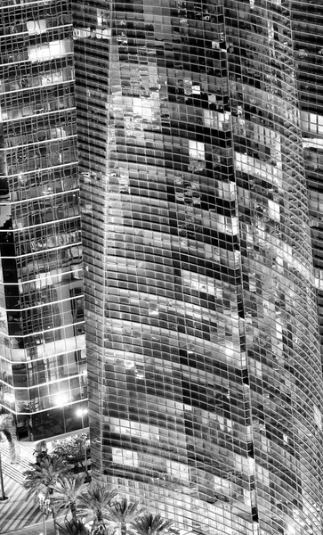 Gece Şehir Binaları Yansımalar — Stok fotoğraf