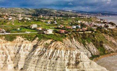 Türklerin Merdivenleri 'nin havadan görünüşü. Scala dei Turchi, İtalya 'nın Sicilya eyaletinin güney kıyısında kayalık bir uçurumdur.
