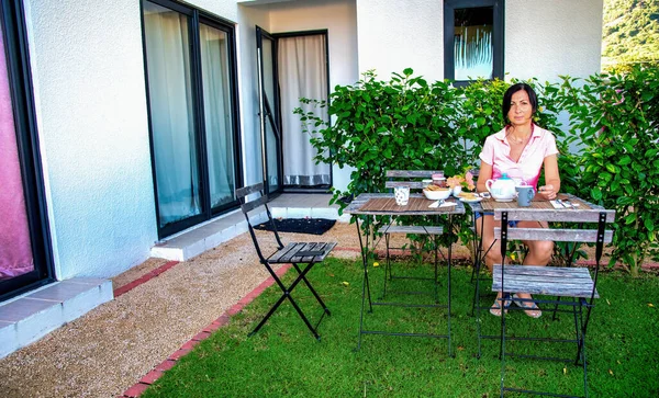 Beautiful Woman Making Breakfast Outdoor Garden — Stok fotoğraf