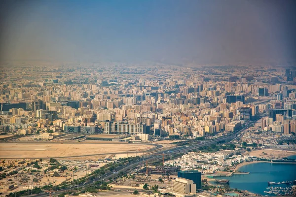 카타르 공중에서 바라본 도시의 하늘은 비행기를 카타르 상공을 — 스톡 사진
