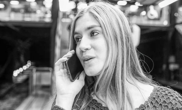 Mujer Hablando Por Teléfono Una Estación Metro — Foto de Stock