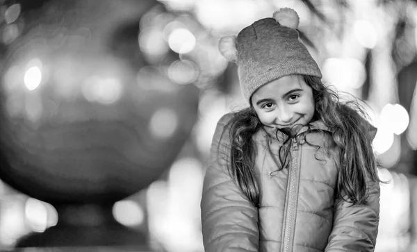 Glückliches Junges Mädchen Auf Den Straßen New Yorks Den Weihnachtsfeiertagen — Stockfoto