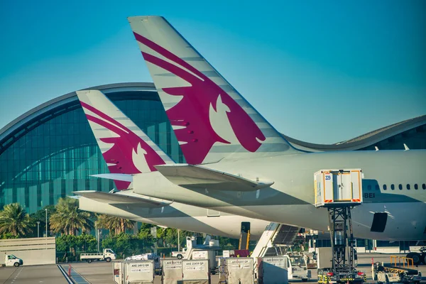 Doha Katar Aralık 2016 Hamad Uluslararası Havalimanı Pistinde Uçaklar — Stok fotoğraf