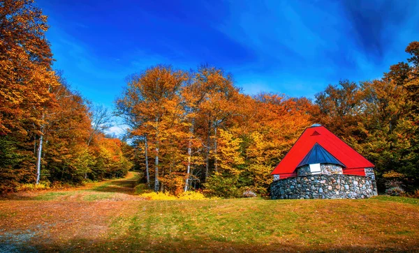 ニューイングランドのレッドチャペル 紅葉の季節 — ストック写真