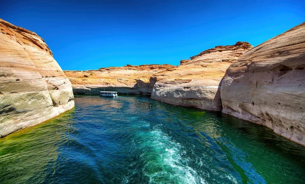 沿着鲍威尔湖巡航 亚利桑那州Glen Canyon国家娱乐区一艘船上狭窄的悬崖峡谷景观 — 图库照片