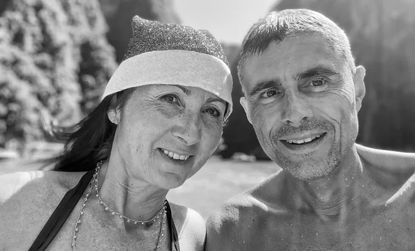 热带家庭圣诞 白种人夫妇穿着圣诞帽在美丽的海滩上 — 图库照片
