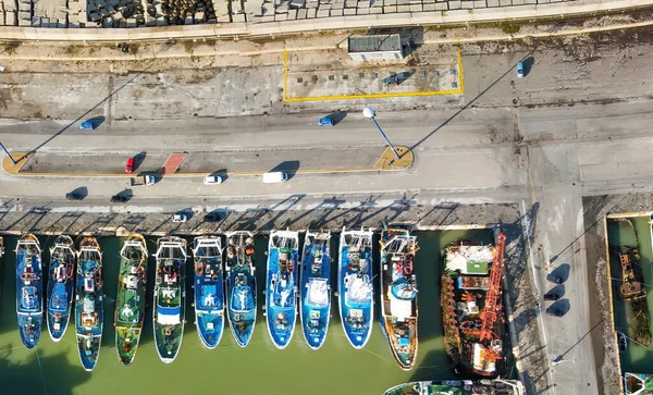 渔船在一个小港口 从无人驾驶飞机俯瞰空中 — 图库照片
