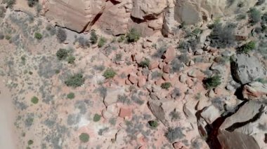 Kanyon dağlarının ötesindeki yolun yukarıdan görünüşü.