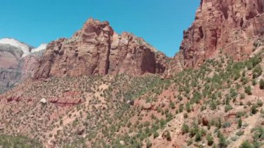 Zion Ulusal Parkı, dağların ötesindeki yolun panoramik hava manzarası.