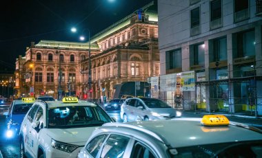 Wien, Avusturya - 19 Ağustos 2022: Büyük bir şehir merkezi yolu boyunca gece şehir trafiği.