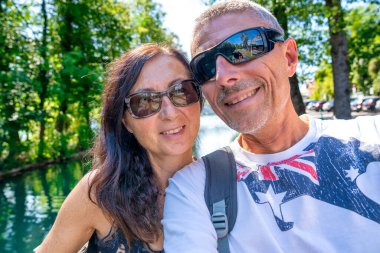 Güzel bir göl kenarında dinlenen mutlu bir çift..