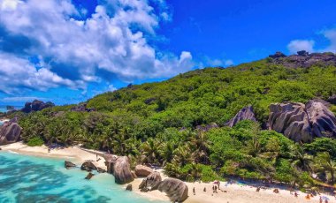La Digue, Seyşeller Adaları 'ndaki Anse Kaynak Argent Sahili' nin hava görüntüsü - Afrika.