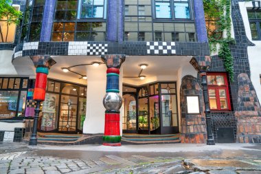 Viyana, Avusturya - 22 Ağustos 2022: Viyana, Avusturya 'da Hundertwasser evi.