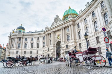 Viyana, Avusturya - 21 Ağustos 2022: Hofburg Sarayı St. Michael Meydanı (Michaelerplatz), Viyana, Avusturya.