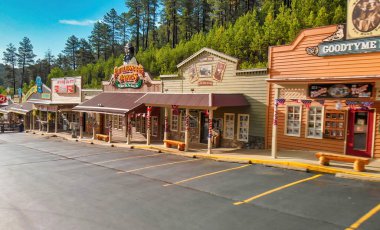 Keystone, Güney Dakota - 10 Temmuz 2019: Kasaba ana caddesi butikler, hediyelik eşya dükkanları, güzel yemekler, kalacak yer ve tarihle dolu. Keystone, Rushmore Dağı 'na açılan kapıdır..