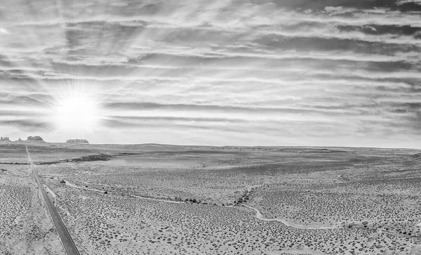 Vägen Till Monument Valley Flygfoto Från Drönare Vid Solnedgången — Stockfoto