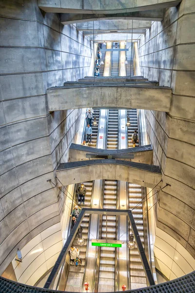 奥地利维也纳 2022年8月22日 现代城市地铁站的长楼梯和自动扶梯 — 图库照片