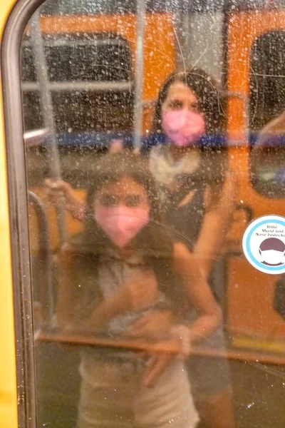 Αντανάκλαση Μιας Γυναίκας Και Της Κόρης Της Μάσκες Στο Τρένο — Φωτογραφία Αρχείου