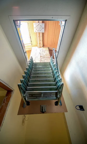 Escadaria Para Sótão Uma Nova Casa — Fotografia de Stock