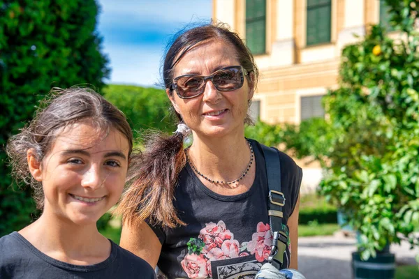 Familie Toerisme Wenen Een Jong Meisje Met Haar Moeder Bezoek — Stockfoto