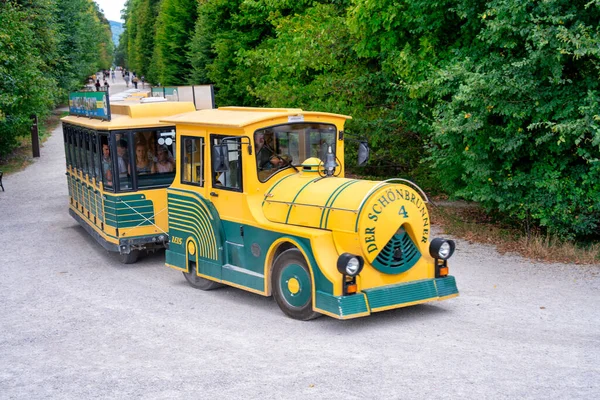Відень Австрія Серпня 2022 Року Туристи Які Їдуть Жовтому Поїзді — стокове фото