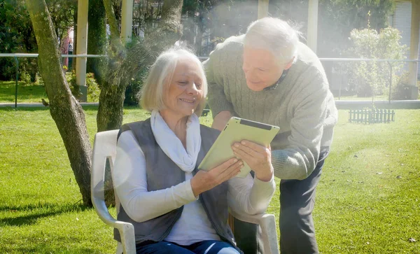 Happy Retired Couple Using Tech Gadgets Outdoor Sunny Day — Stock Photo, Image