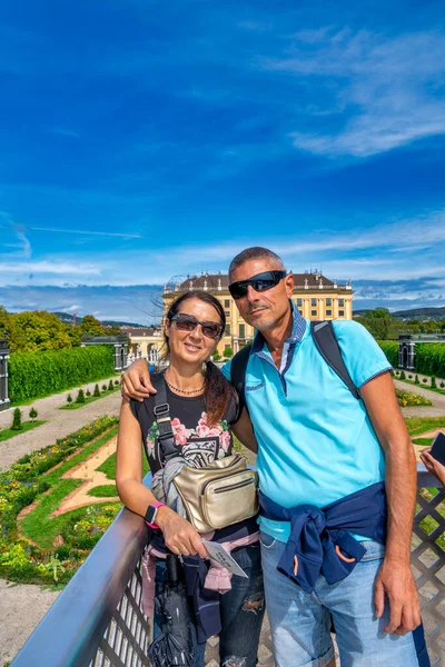 维也纳家庭旅游 一对快乐的夫妇参观熊布伦公园 — 图库照片