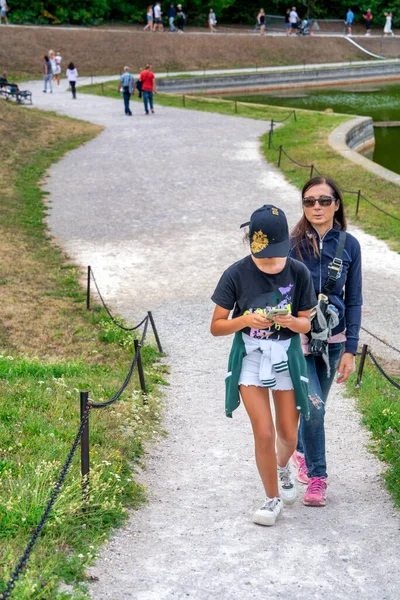 ウィーンの家族旅行 母親と一緒にションブルン公園を訪れる若い女の子 — ストック写真