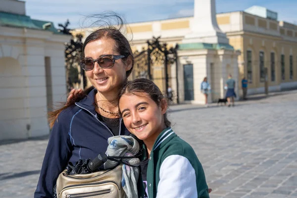 Una Donna Con Figlia Che Entra Nel Parco Schonbrunn Vienna — Foto Stock