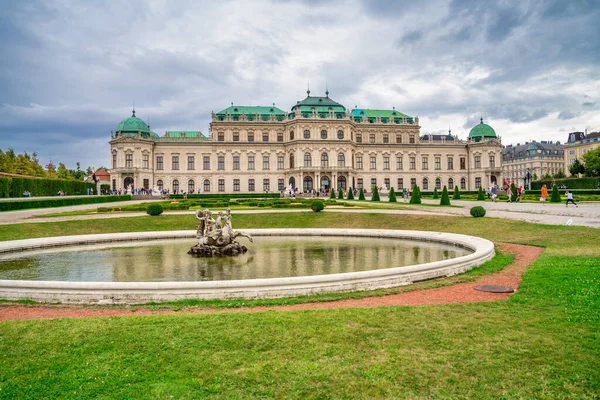 Vienna Austria August 2022 Tourists Visit Belvedere Palace Overcast Day — Stock Photo, Image
