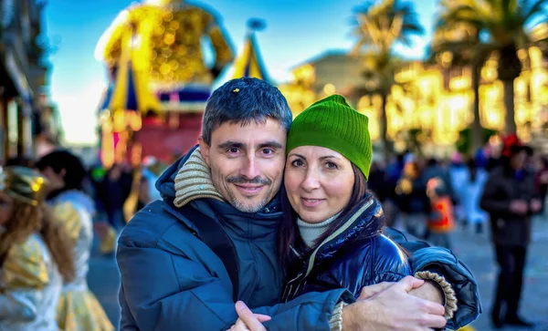 Happy Caucasian Couple Attending Carnival Parade Viareggio Italy — Stockfoto