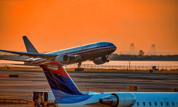 Airplane Take Airport Runway Sunset — Stock Photo, Image