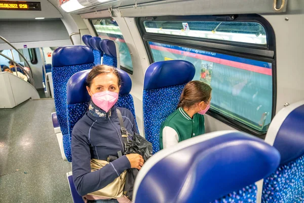 Una Famiglia Che Guida Treno Della Metropolitana — Foto Stock