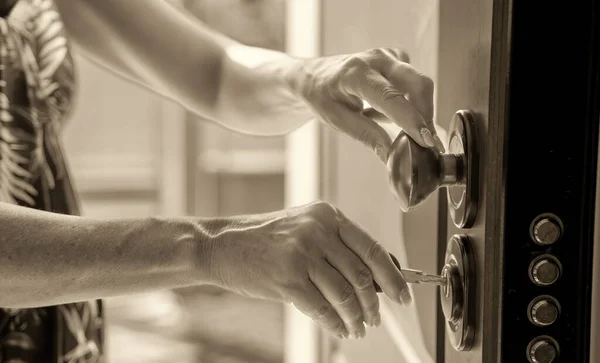 Házba Költözöm Női Kéz Behelyezi Kulcsot Bejárati Ajtóba — Stock Fotó