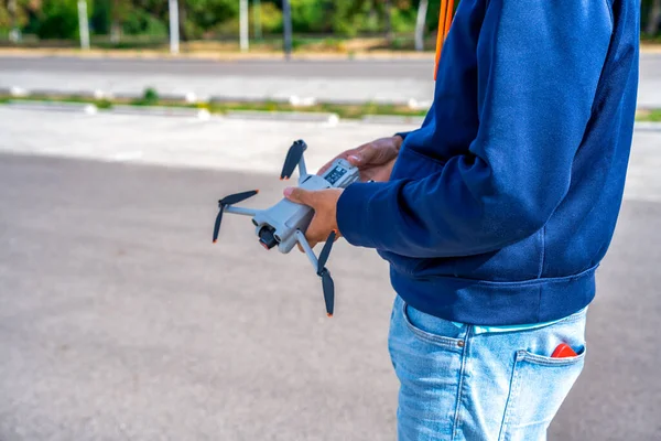 Man Using His Drone Outdoor — Stock Photo, Image