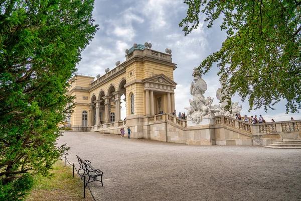 ウィーン オーストリア 2022年8月20日 グロリエットの下でSchonbrunn城公園に沿って観光客 — ストック写真