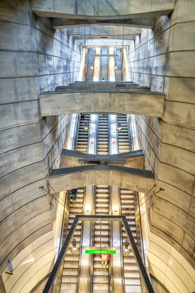 Lange Treppe Und Rolltreppe Einer Modernen Bahn Station Wien — Stockfoto