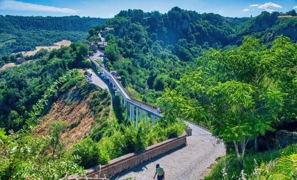 Civita Bagnoregio Italy July 2021 Tourists Walk Bridge Old City — Stock Photo, Image
