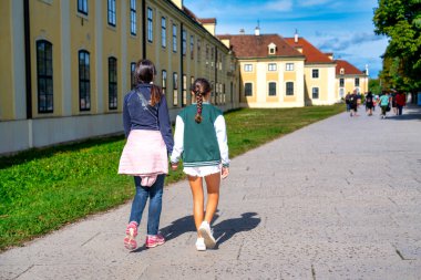 Viyana 'da Schonbrunn Park' a kızıyla birlikte giren bir kadın..