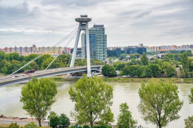 Bratislava, Slovakya - 23 Ağustos 2022: Bratislava, Slovakya 'daki Tuna Nehri üzerindeki SNP ve UFO kulesi manzaralı köprü.