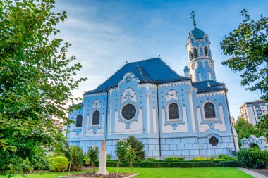 Mavi Kilise veya St. Elizabeth Kilisesi veya Slovakya 'nın Bratislava kentindeki Eski Şehir' de Modellik yapan Kostol Svatej Alzbety