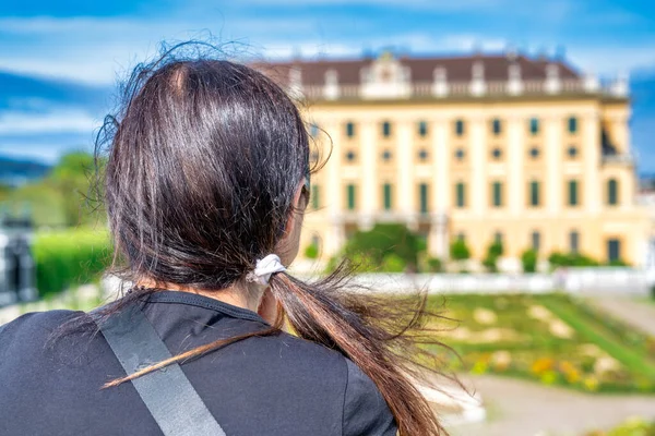 Wiedeńska Turystyka Rodzinna Kobieta Odwiedzająca Park Schonbrunn — Zdjęcie stockowe