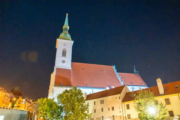 Vista Noturna Catedral São Martinho Uma Igreja Católica Romana Bratislava — Fotografia de Stock