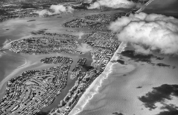 マイアミビーチのスカイラインと出発する飛行機からの海岸線の素晴らしい航空ビュー — ストック写真