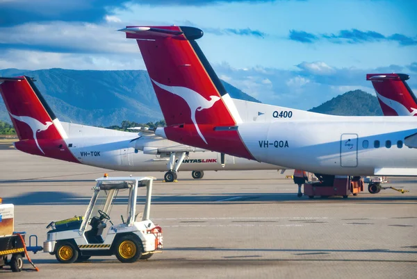 Кэрнс Австралия Августа 2009 Года Самолеты Qantas Вдоль Взлетно Посадочной — стоковое фото